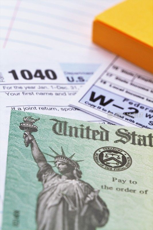 国税局的税单和退税支票
