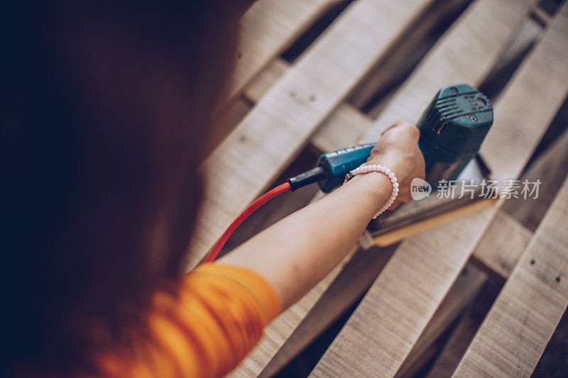 繁忙的DIY的女人