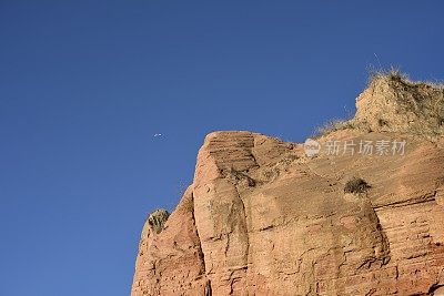 壮观如波涛般的丹霞地貌