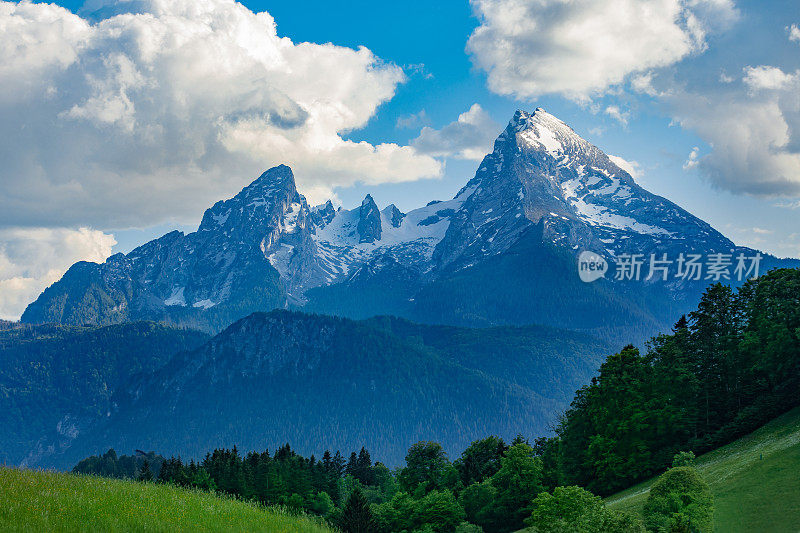 朦胧的瓦茨曼山，绿树和草地