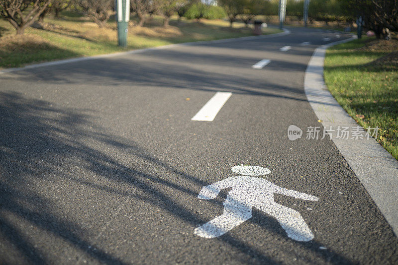 蜿蜒穿过草坪和林地