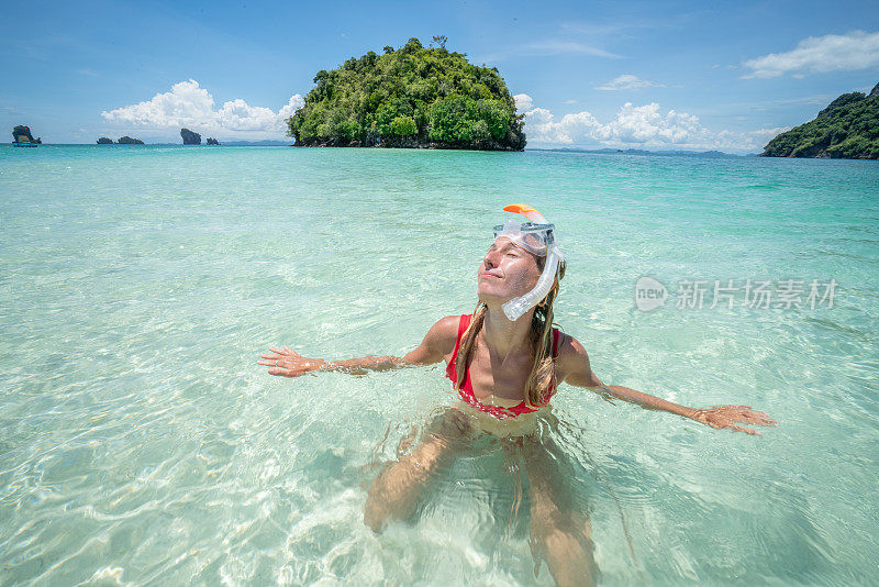 在泰国潜水的女孩