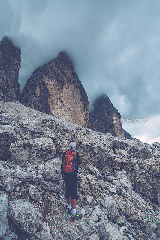 在意大利阿尔卑斯山白云石区的拉瓦雷多广场徒步旅行