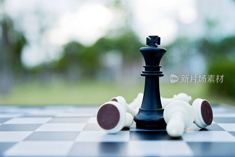 黑棋之王躺在白卒中间