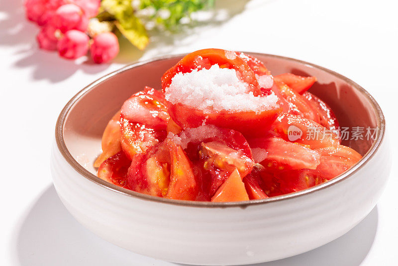 白糖沙拉西红柿放在白色盘子里