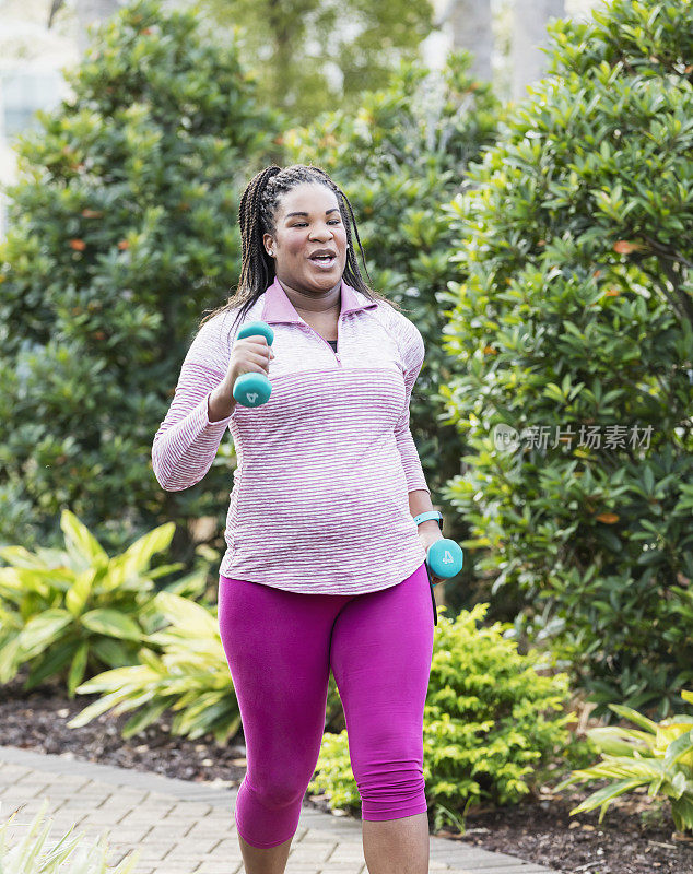 孕妇锻炼，健步和哑铃