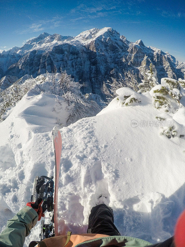 在阿尔卑斯山滑雪徒步旅行