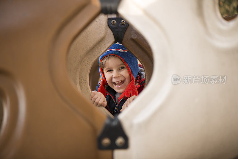 在操场上玩的可爱男孩