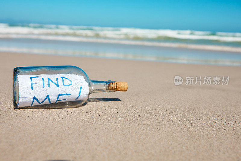“找到我!在荒芜的海滩上，一个瓶子上写着