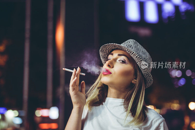 抽烟的时髦漂亮女人