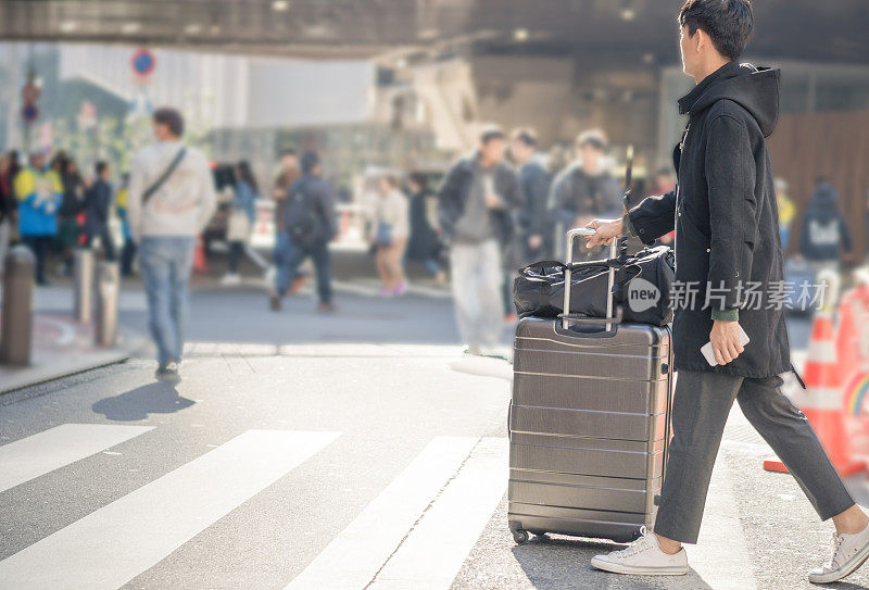 年轻的亚洲男子寻找旅游地点使用手机和花时间在亚洲旅行