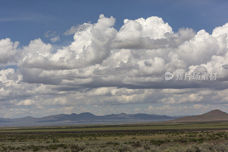 美国内华达州犹他州多云的天空与山脉