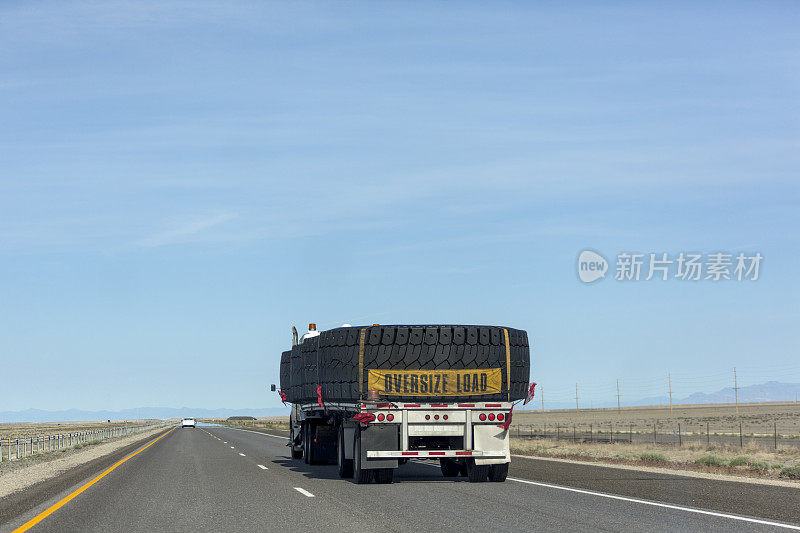 美国犹他州内华达州际公路上行驶的超大型载重卡车