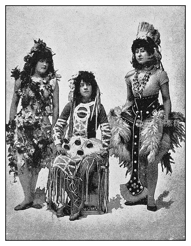 古董照片:演员在剧院扮演原住民