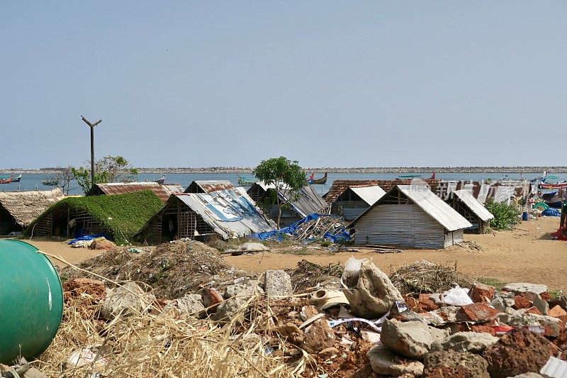 图中是印度南部喀拉拉邦海鲜市场附近无家可归的渔民村Kollam海滩