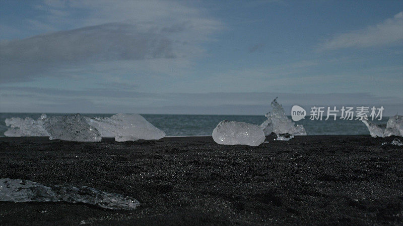 钻石的海滩。冰川漂浮在海上