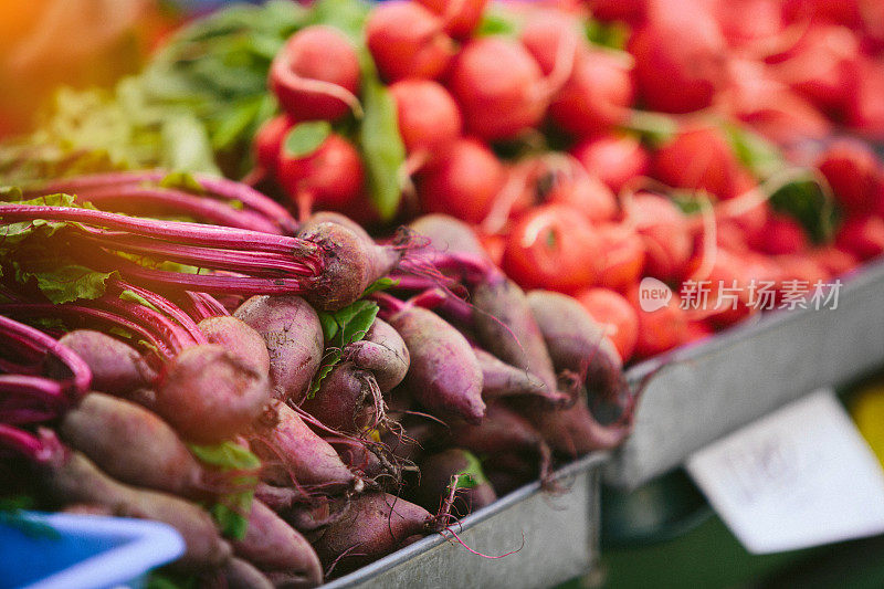 农贸市场的甜菜和萝卜