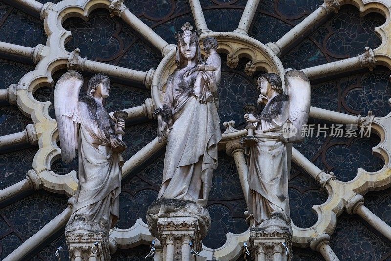巴黎圣母院彩色玻璃雕像-法国巴黎