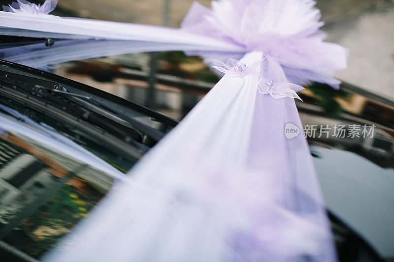 婚礼车上装饰紫色丝带