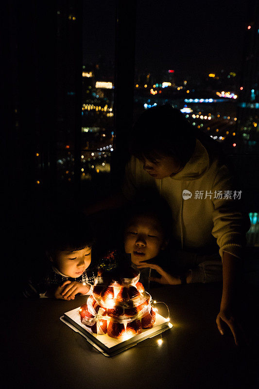 母亲和孩子们庆祝生日