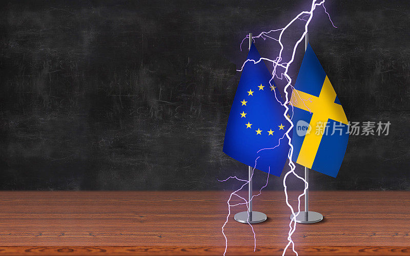 国与国冲突概念;欧盟和瑞典的3D课桌旗帜与雷声一起站立在桌子上，前面的黑板背景有较大的拷贝空间。