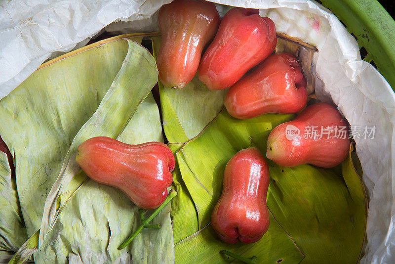 新鲜的水玫瑰苹果在早市场出售，泰国曼谷