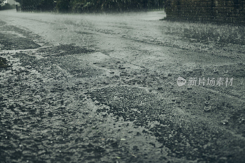 英格兰西北部夏季雷雨期间乡村道路上的暴雨。