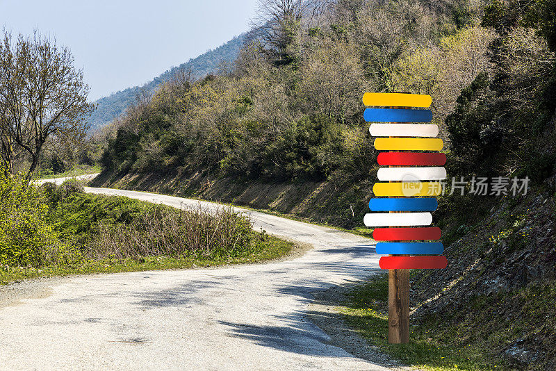 盘山路上空方向标志