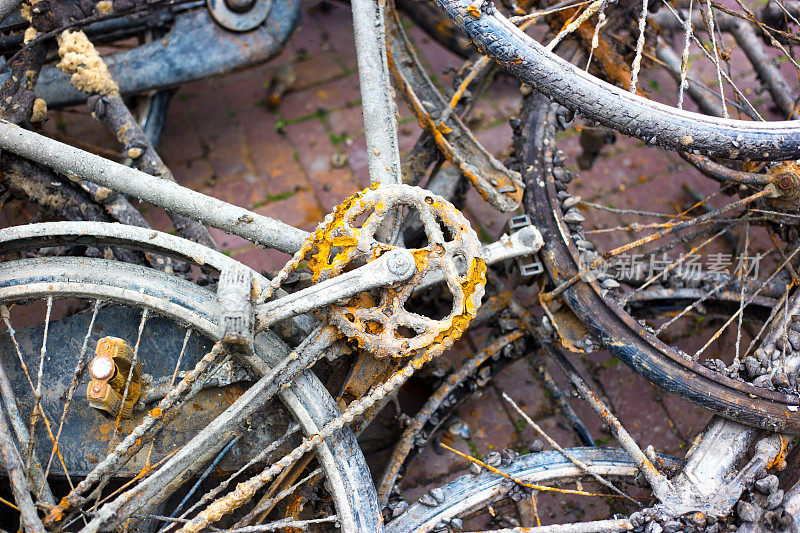 荷兰:砖砌人行道上荒废的、沾满泥巴的、生锈的旧自行车
