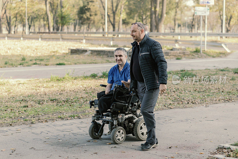一个秋日，在公园附近，两个残疾人正在交谈