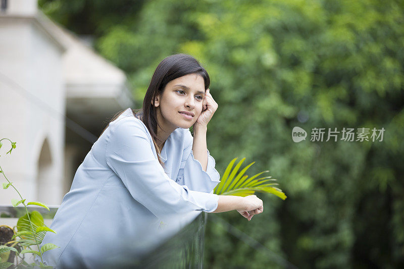 在想阳台库存照片的事