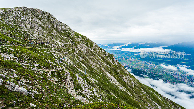 风景如画的绿色山脊映衬着群山