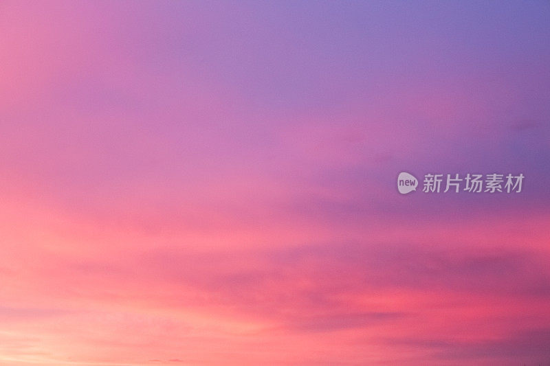 梦幻多云的天空粉红色和紫色