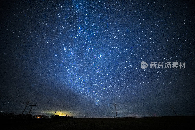 银河在风力涡轮机之上