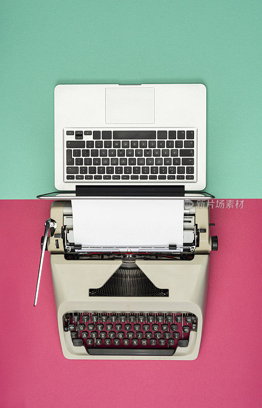 经典模拟打字机vs现代数字高科技笔记本电脑