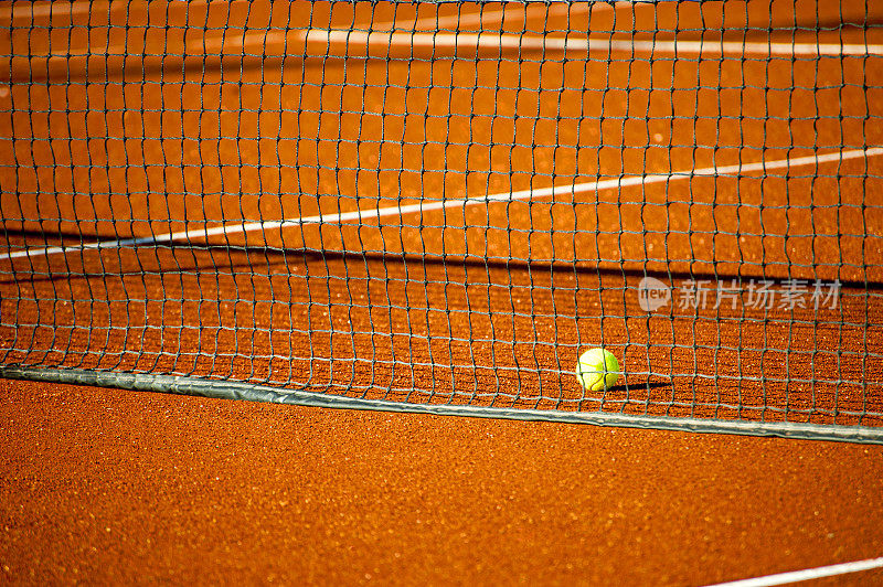 球场内的网球和网