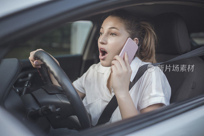 愤怒的女人被困在交通堵塞中