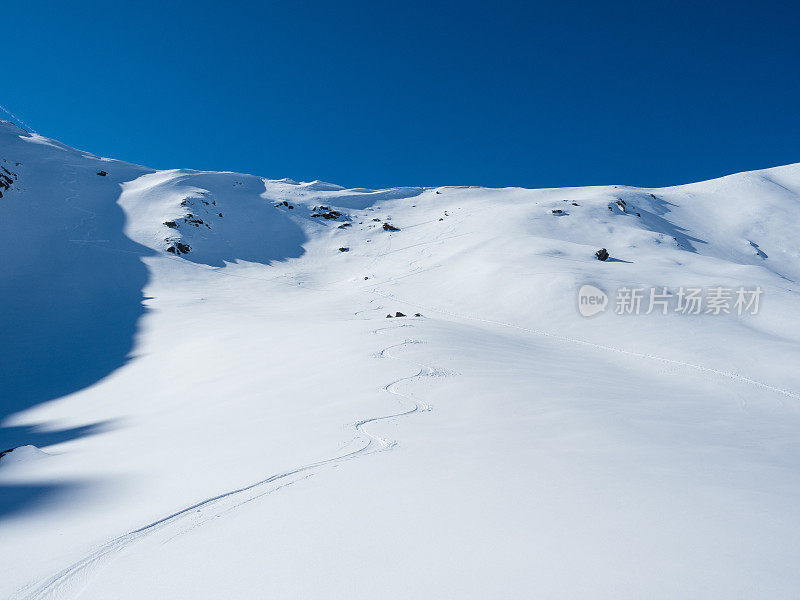 在新粉雪中的滑雪道