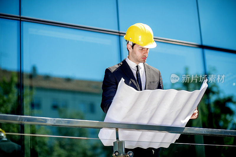 建筑师在室外分析设计图