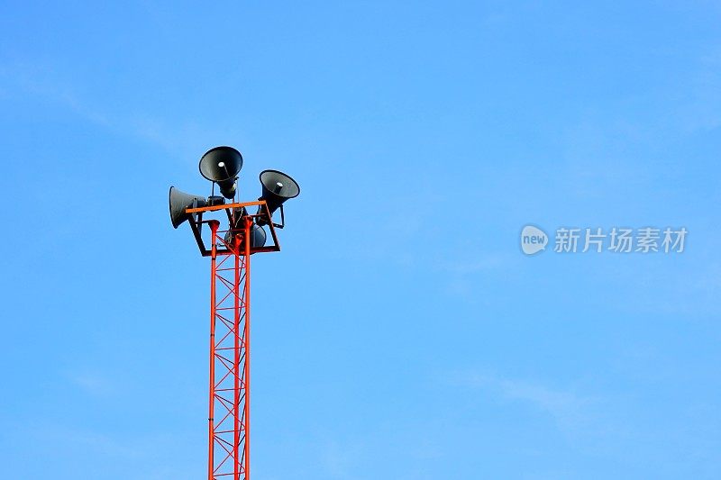 有天空背景的扬声器