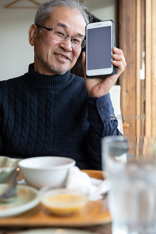 日本男子饭后使用智能手机