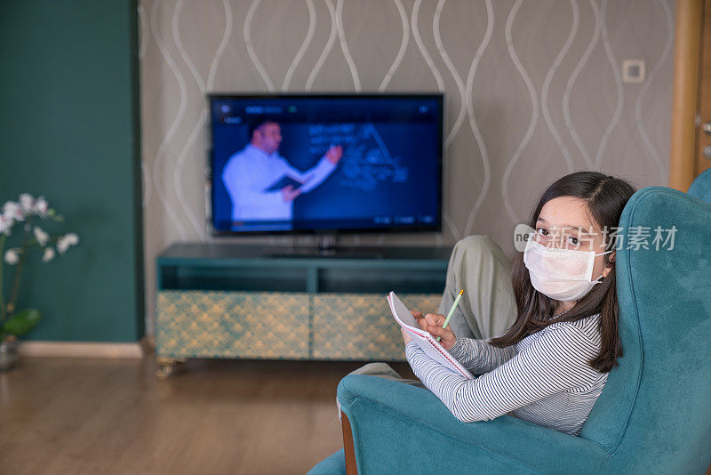 小女孩在家学习远程教育