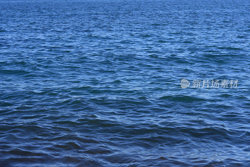 蓝色波纹海水表面纹理抽象背景