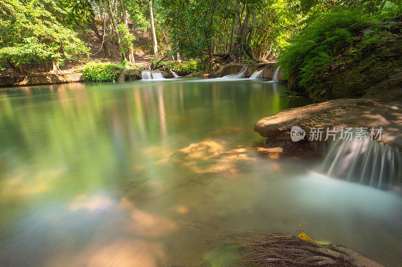 鸟瞰图绿色夏季阳光热带野生自然森林和瀑布泰国亚洲