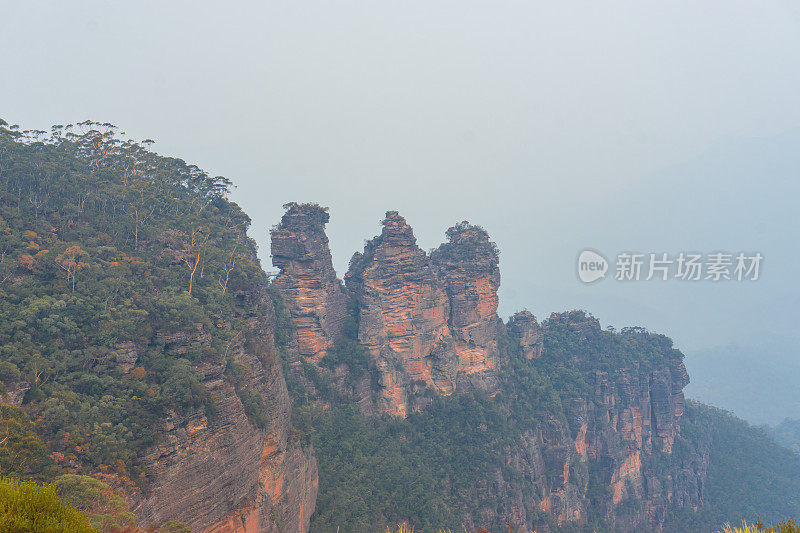 蓝山森林火灾标志性岩层“三姐妹”