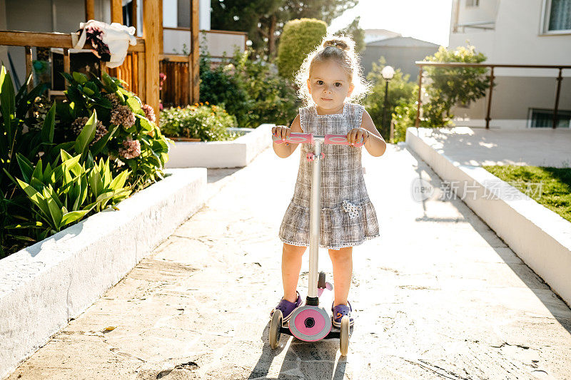 骑滑板车的女孩