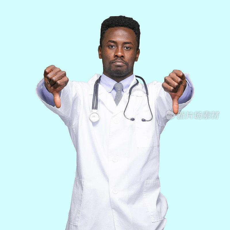 非裔美籍年轻男医生穿着衬衫站在有色背景前