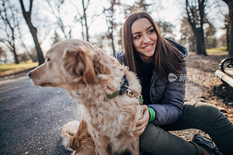 一个十几岁的女孩和她的寻回犬