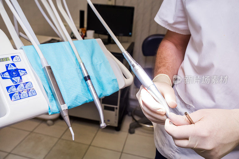 牙科诊所的牙科器械。医生手持牙科器械。牙医日