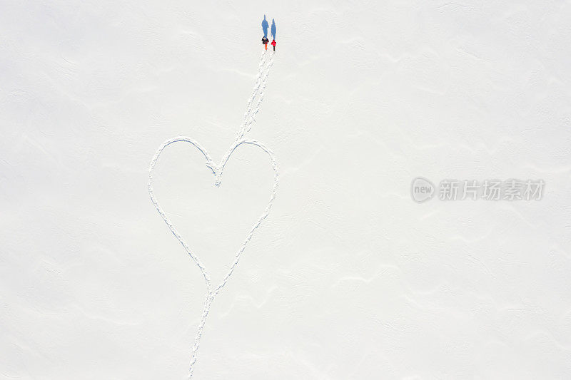 鸟瞰图一对夫妇在冬天穿雪鞋户外